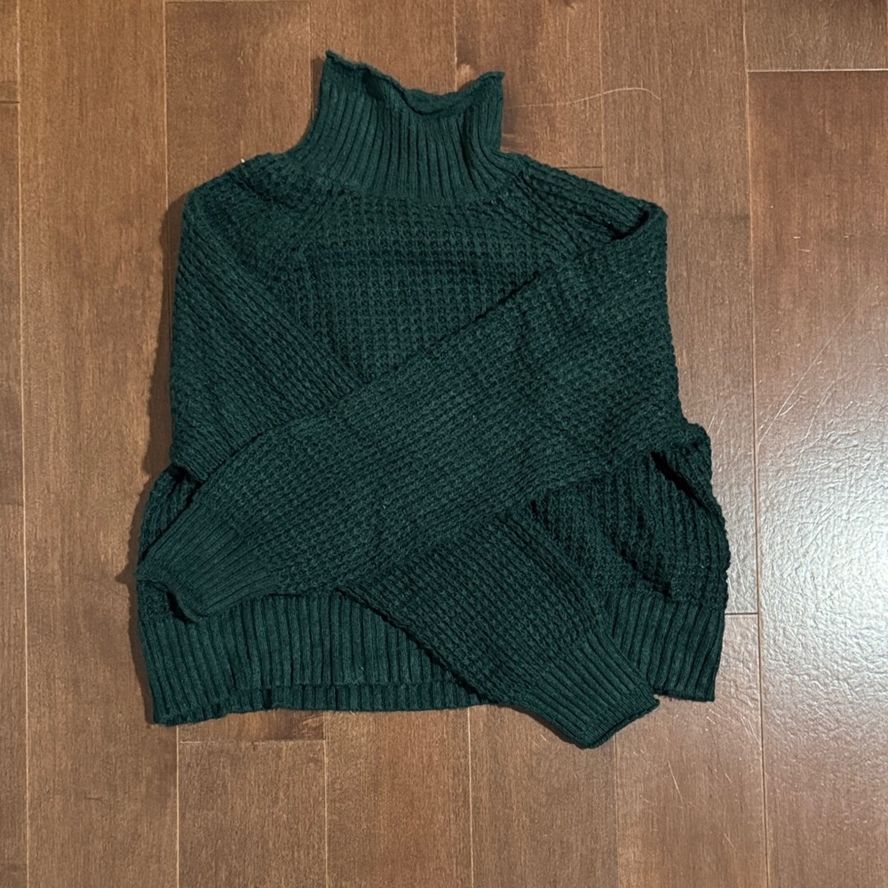 American Eagle Women's Green Turtleneck Sweater